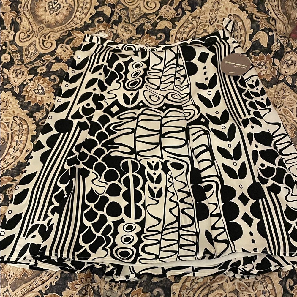 Valerie Stevens Black and White Graphic Mini Skirt